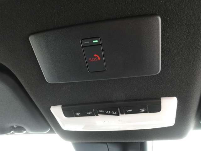 SOSコールスイッチ：万が一の事故発生時に、エアバッグ展開と連動し自動通報されます。専門のオペレーターが警察や消防への連携をサポートします。