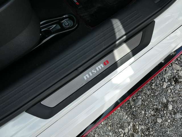NISMOキッキングプレート付きです。