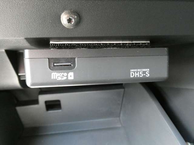 純正ドライブレコーダー：前後の運転状況を映像で記録します。