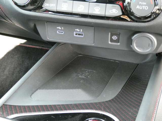 ワイヤレス充電器付きです。USB電源ソケットも付いています。