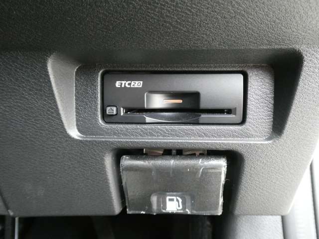 純正ETC2.0付　料金所もスムーズに通れ、割引料金の適用もあります。ビルトインできれいに収まっており、見た目もスマートです。