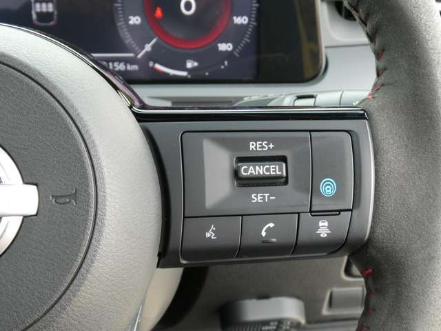 運転支援機能・プロパイロット搭載。　設定した速度で定速走行でき、先行車に自動で追従走行も可能です。さらにハンドル支援機能もあり、車線の中央を走るように制御してくれます。