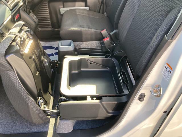 助手席下収納スペース。取り外し可能で水洗いできます。車検証入れや靴を入れる方が比較的多いです。