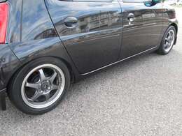 ZOOM製ダウンサスでローダウン済。程よくダウンされ、社外アルミで足元がお洒落に決まっています！有名メーカサスで乗り心地も悪くなく、タイヤの残量も多くあります！