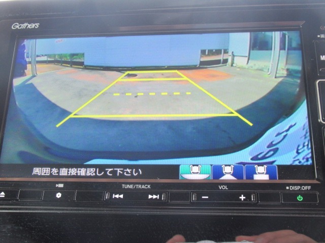 【リアカメラ】リバースに入れるだけで後方の映像が映ります。安全確認や、狭い駐車場での車庫入れ、雨の日や夜間など視界の悪い時に便利です。安全にバックする為には欠かせない装備です。