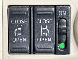 【両側パワースライドドア】スマートキーや運転席のスイッチで後席両側スライドドアの開閉が可能♪電動だから力を入れてドアを開ける必要が無く、小さなお子様でも簡単に開け閉めでき快適です♪