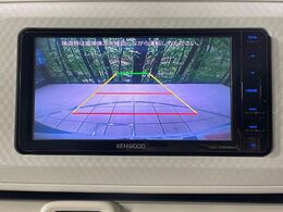 【バックカメラ】駐車時に後方がリアルタイム映像で確認できます。大型商業施設や立体駐車場での駐車時や、夜間のバック時に大活躍！運転スキルに関わらず、今や必須となった装備のひとつです！