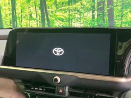 【12.3インチディスプレイオーディオ】スマートフォンと連携が可能な大画面ディスプレイオーディオです。スマートフォンのナビ機能を使用したり、Bluetooth接続で音楽もお楽しみいただけます！