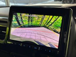 【バックカメラ】駐車時に後方がリアルタイム映像で確認できます。大型商業施設や立体駐車場での駐車時や、夜間のバック時に大活躍！運転スキルに関わらず、今や必須となった装備のひとつです！