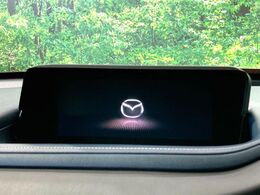 【8インチマツダコネクト】車内の雰囲気にマッチした大型のディスプレイ。スマホ接続でのナビ使用やBluetooth再生等、様々な機能が楽しめます。直感的なダイヤル操作が可能で、使い勝手も良好です。
