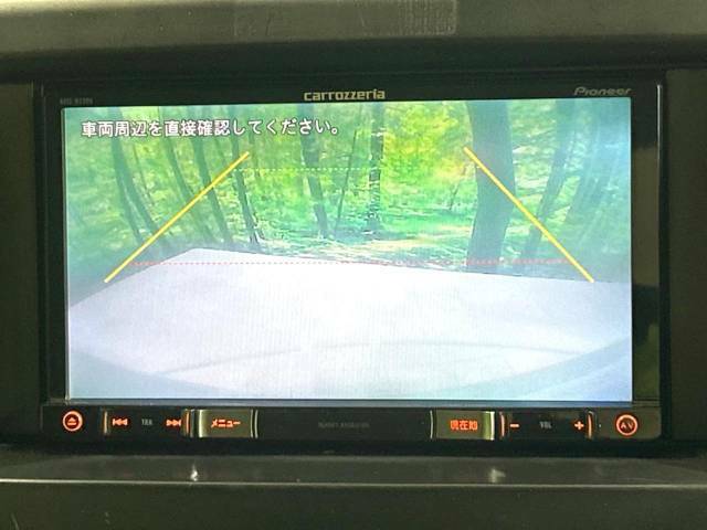 【バックカメラ】駐車時に後方がリアルタイム映像で確認できます。大型商業施設や立体駐車場での駐車時や、夜間のバック時に大活躍！運転スキルに関わらず、今や必須となった装備のひとつです！