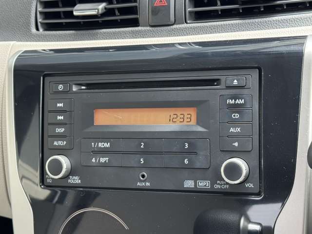 日産純正CD一体 AM/FM電子チューナーラジオが付いてます♪