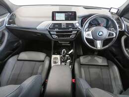 ◆インスツルメントパネルやインテリアトリムなどは、調和しなが洗練された室内を作り上げ、スイッチ類によって、優れた操作性をも実現。ドライバーの視線や動線を考え、人間工学に基づきデザインされています◆