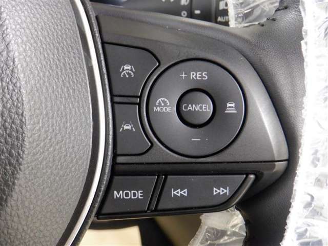 レーダークルーズコントロール(全車速追従機能付)付きです。車速に応じて追従支援してくれるので、ロングドライブも快適です。詳細は販売店スタッフまでおたずねください。