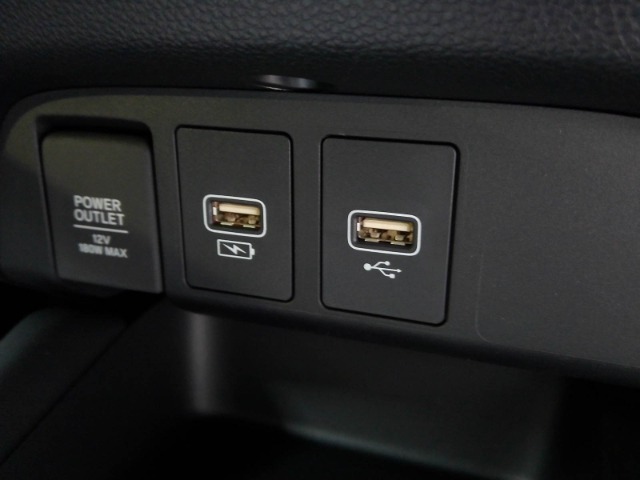 アクセサリーソケットにUSBポートも装備してます。ナビのAV出力や携帯電話の充電などに便利です。