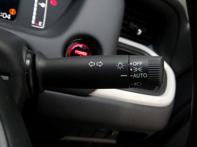 オートヘッドライト標準装備です。車外の明るさに応じて自動的にヘッドライトの点灯・消灯をしてくれます。トンネルの出入り口などで活躍してくれます。