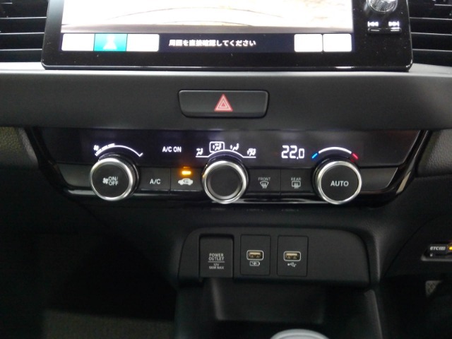 オートエアコン標準装備です。1年中快適な室内を提供！車内温度を設定すると風向き、風量を自動で調節してくれます。