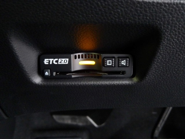 有料道路をキャッシュレスで通行できるETC車載器付きです。運転席足元に設置されています。ETCセットアップ費用は含まれておりません。別途必要となります。