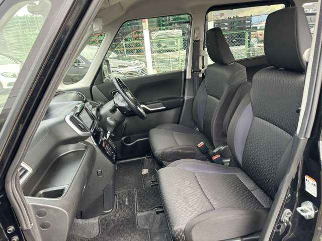 フロントシート☆　まずは運転席ですがゆったり広々空間で、視認性も操作性も良い1台です（＾＿-）-☆助手席には収納数も多く容量もしっかり確保されています（＾＾）運転席、助手席共に綺麗に保たれています☆