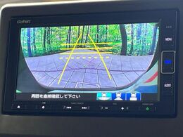 【バックカメラ】駐車時に後方がリアルタイム映像で確認できます。大型商業施設や立体駐車場での駐車時や、夜間のバック時に大活躍！運転スキルに関わらず、今や必須となった装備のひとつです！