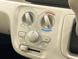 寒い冬も暑い夏も全席に快適な空調を届けてくれる、ダイヤル式エアコンを装備♪