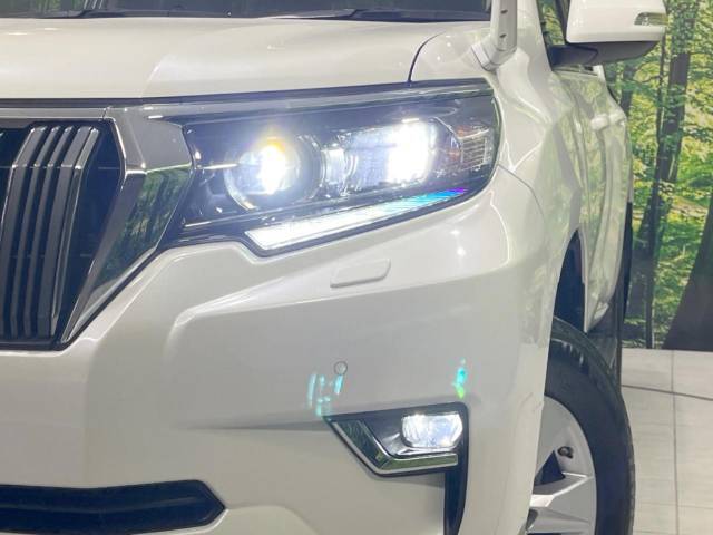 【LEDヘッドライト】悪天候や夜間走行時も良好な視界を確保し安心して運転できる高輝度LEDヘッドライトを装備！点灯速度が早く、消費電力も抑えられています。