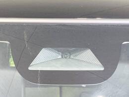 【ホンダセンシング】走行中に前方の車両等を認識し、衝突しそうな時は警報とブレーキで衝突回避と被害軽減をアシスト。より安全にドライブをお楽しみいただけます。