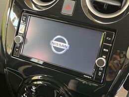 【純正SDナビ】ナビゲーション機能はもちろん、多彩なメディアをお使いいただけます。フルセグTV、ミュージックサーバー、Bluetooth接続、CD・DVD再生も可能！