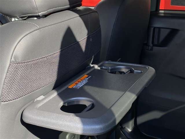 シートバックテーブル