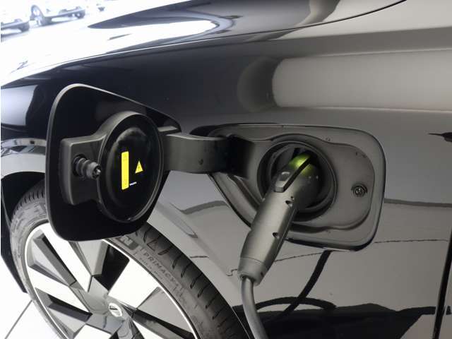 専用コードを接続するだけで簡単に充電が行えます。プラグインハイブリッドモデルT6 AWD PHEVは、走行中の充電のほか、自宅などに設置された充電機器からの充電が可能です。