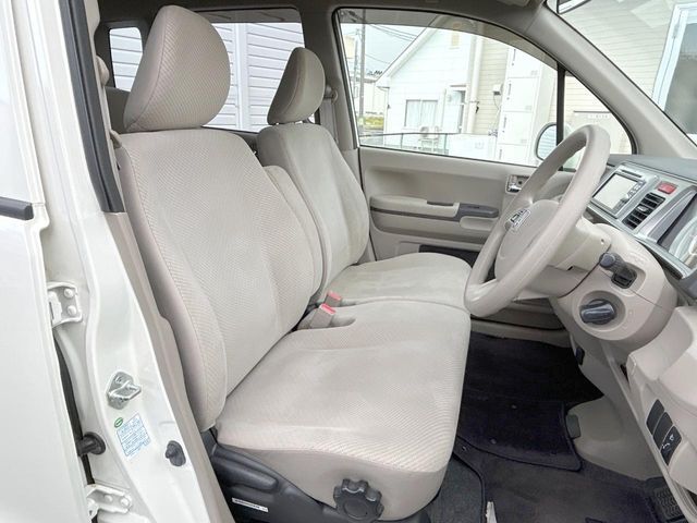 運転席まわりには十分なスペースがあり、大柄な方でもゆったり運転していただける環境です。