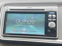 【純正ナビ】人気の純正ナビを装備しております。ナビの使いやすさはもちろん、オーディオ機能も充実！キャンプや旅行はもちろん、通勤や買い物など普段のドライブも楽しくなるはず♪