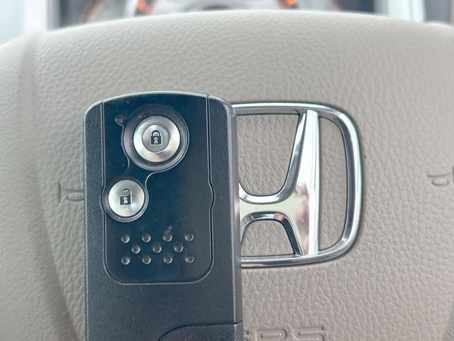 【Hondaスマートキー】カバンやポケットに入れたままでもドアの施錠・解錠が可能なスマートキーを装備。エンジンのオン・オフ時もカギを取り出す必要が無いからとっても便利です♪