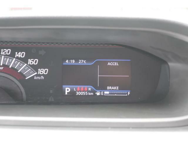 メーター横のインフォメーションディスプレイには、瞬間燃費など様々な情報を表示できます。