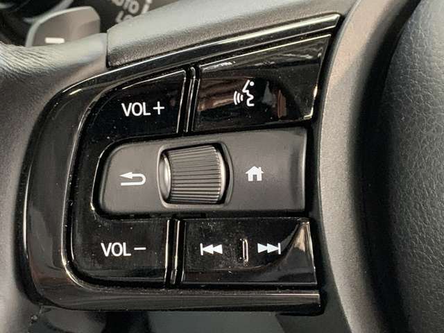 オーディオコントロールスイッチ付き！ハンドルを握ったままチャンネルや音量の調整が可能です。見た目以上に運転していると便利な機能なんですよ。