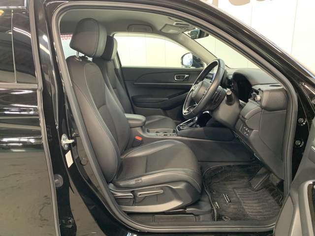 全身を包み込むような形状のシートです。体をしっかりとホールドしてくれるので長距離ドライブでも疲れにくいんですよ！