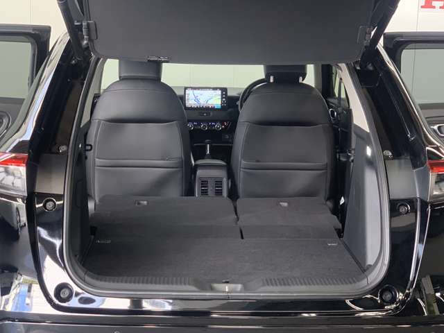 後列を収納すれば大型トランクに早変わり！段差も出来ず荷物の積み込みもラクラク♪