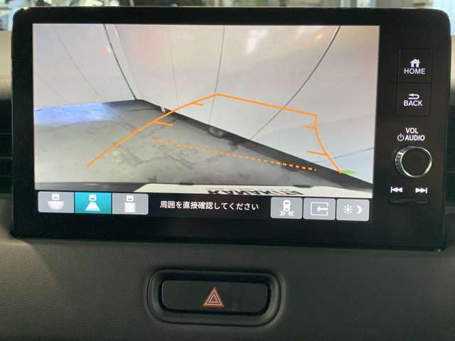 バックギアに入れるだけで自動でリヤカメラに切り替わります！車庫入れやバックが苦手な方にオススメ！