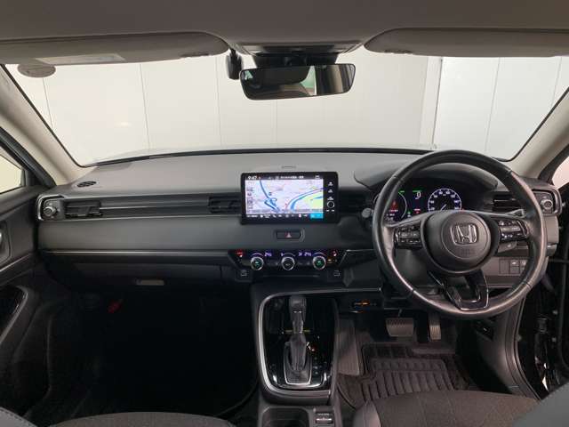 見通しの良い運転席回りとなっておりますので安心して運転をして頂けます！窓が大きいので明るく開放的な室内です