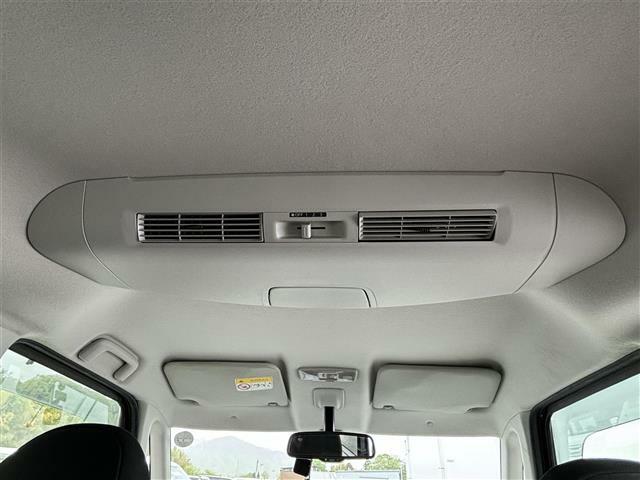 【Wエアコン（後席エアコン）】エアコンが前席に加え、後部座席用にも独立して設置されていており、暑い夏でも寒い冬でも、車内に快適な空気を届けるので、いつでも快適な車内空間を創り上げます！