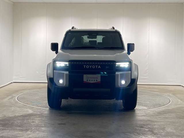 明るいLEDライトで、暗い夜道の運転も快適に。