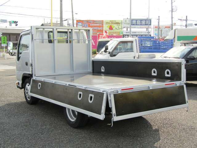 荷台に鉄板を貼った10尺トラック！重量物でもガンガン積み込んで頂けます！