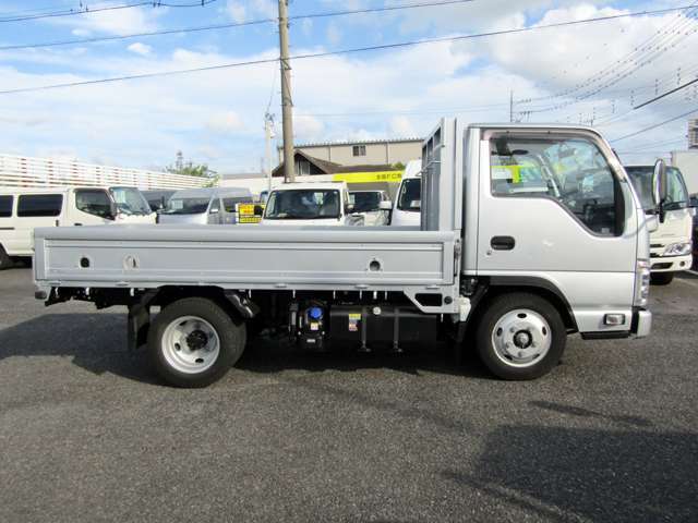 衝突軽減ブレーキや車線逸脱警報など先進の安全装備を搭載したエルフトラック！