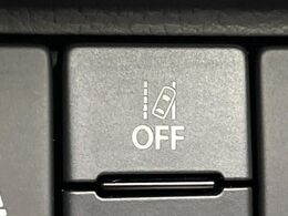 【車線逸脱抑制機能】高速道路走行時、車線からはみ出しそうな時にステアリングを制御し車線内を走行する様にアシスト。より安全な運転をサポートしてくれます！