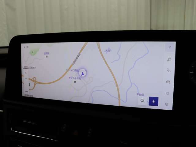 地図などをフルスクリーンで表示するワイドディスプレイを搭載したナビゲーションシステム。フルセグTVやUSB入力端子も装備し、多彩なメディアをお楽しみ頂けます。