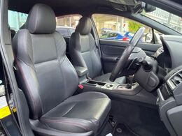 【黒革シート】上質な本革を使用し、高級感あふれる黒革シート。常に体に触れる部分だから、座り心地の良さにはこだわりたいですね♪汚れの付着や劣化を抑制する内装コーティング施工もおススメですよ♪