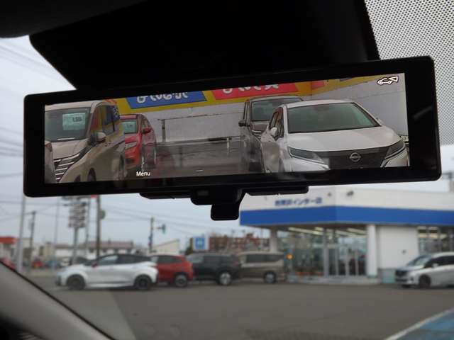 【インテリジェントルームミラー】後方のカメラ画像が映し出されるので、乗員や荷物でさえぎられがちな後方視界をクリアに保ちます♪