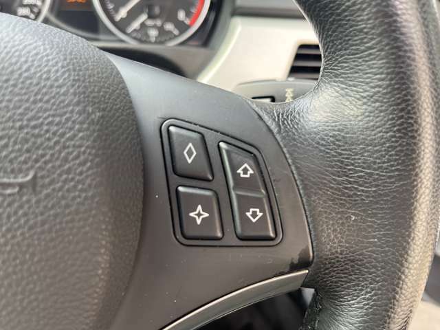 運転席付近には各種ボタン・スイッチがあります！使い方も説明しますのでお気軽に聞いて下さい♪