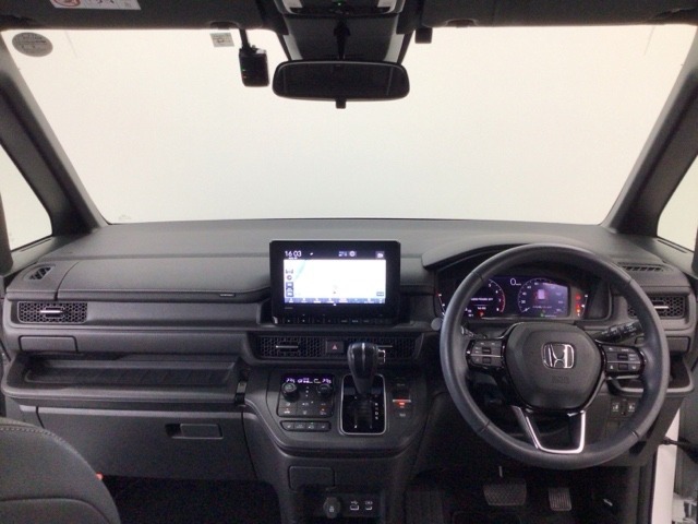 【前方視界】開放的な前方視界！運転がしやすく疲れにくいです♪窓が大きく、見通しがとっても良いおクルマですよ♪