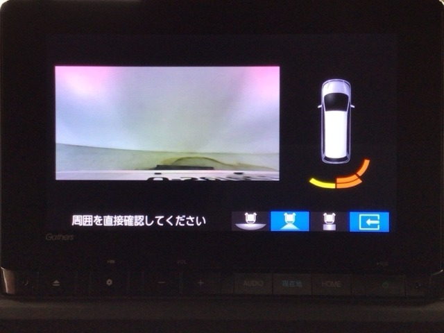 バックカメラが付いているので、車庫入れもラクラクです♪更にバンパーに取り付けられたソナーセンサーで、障害物を音とナビゲーション画面で知らせてくれます♪